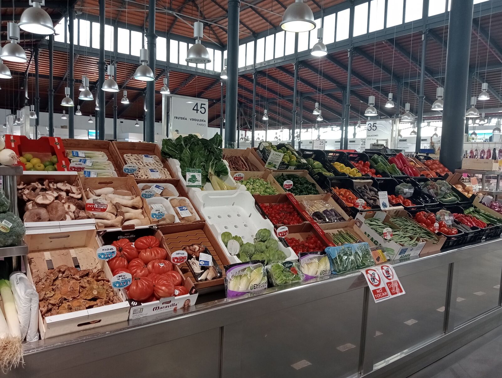 Grönsaksstånd i en andalusisk saluhall – här Mercado Central i Almería, två timmar österut längs kusten.