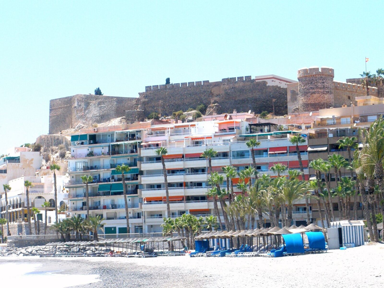 Castillo de San Miguel på sin klippa ovanför Playa Puerta del Mar.
