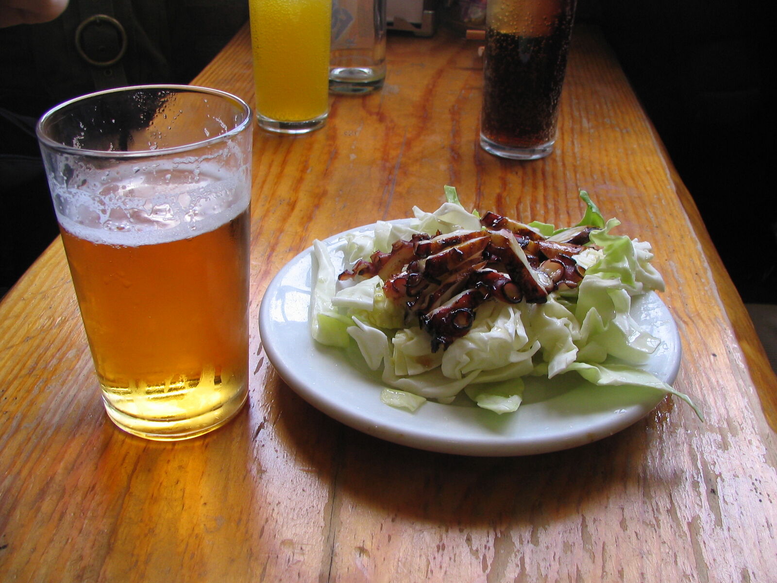 Öl och en tapa pulpo seco – torkad, grillad bläckfisk på Motrils vis – på Costa Tropical.